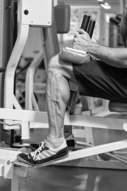 Bacak egzersizleri, egzersiz simülatör yapan erkek. Spor, sağlıklı yaşam tarzı.