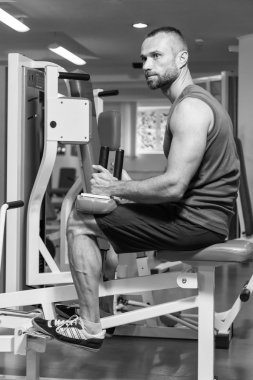 Bacak egzersizleri, egzersiz simülatör yapan erkek. Spor, sağlıklı yaşam tarzı.