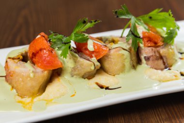 Sebze ile balık. Bir tabakta güzel düzeni