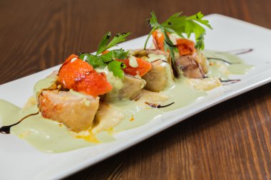 Sebze ile balık. Bir tabakta güzel düzeni