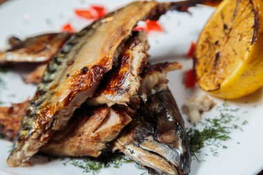 Kavrulmuş deniz balık sebze Barbekü sosu ile.