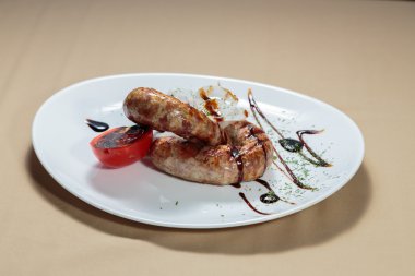 Izgarada pişirme. Izgara sosis kızartma. Izgara menü. Domuz sosisi bir plaka üzerinde.