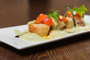 Sebze ile balık. Bir tabakta güzel düzeni