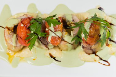 Sebze ile balık. Bir tabakta güzel düzeni