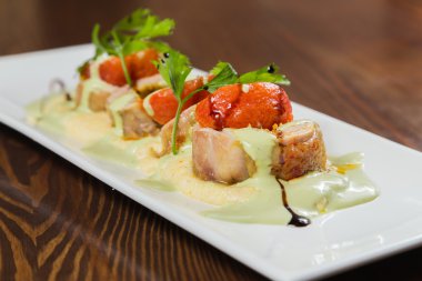 Sebze ile balık. Bir tabakta güzel düzeni