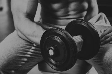 Vücut geliştirmeci yapar egzersiz jimnastik salonu dumbbells ile.