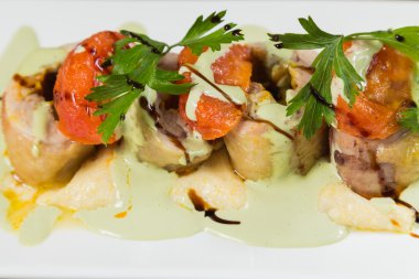 Sebze ile balık. Bir tabakta güzel düzeni