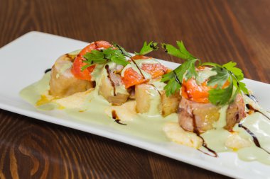 Sebze ile balık. Bir tabakta güzel düzeni