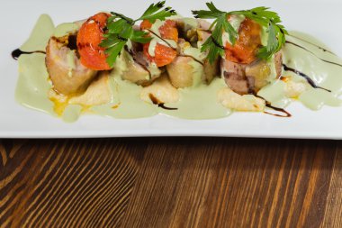 Sebze ile balık. Bir tabakta güzel düzeni