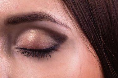 Güzel kadın. Muhteşem makyaj. İş makyaj sanatçısı