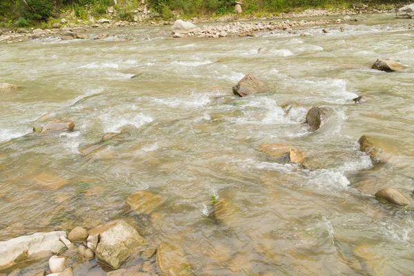 Krásné řeky a horské scenérie. Neuvěřitelně krásné přírody pohoří. Muž panenskou divočinou oblast. Foto pro přirozené časopisy, plakáty, kulisy a webové stránky. — Stock fotografie