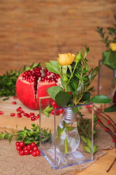 Hermosa composición con granada, flores y bulbos . —  Fotos de Stock