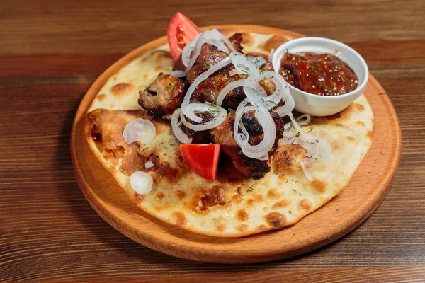 Şiş kebap pide ekmek domates ve soğan ile.