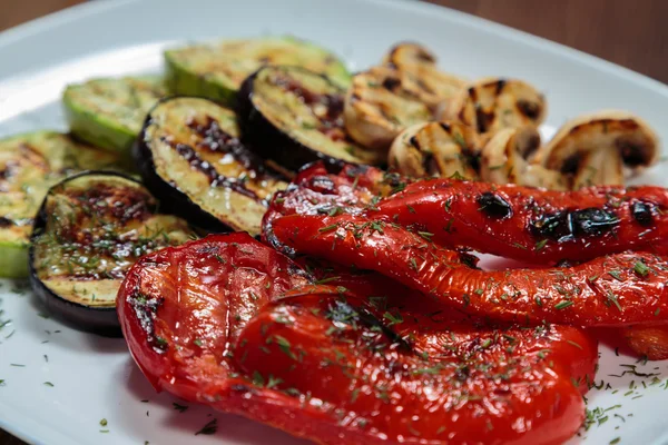 Savoureux assortiment de légumes grillés sur une assiette blanche — Photo