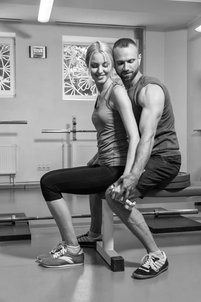 Sportpaar beim Training in der Turnhalle. — Stockfoto