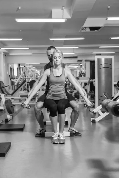 Pareja deportiva en entrenamiento en el gimnasio . — Foto de Stock