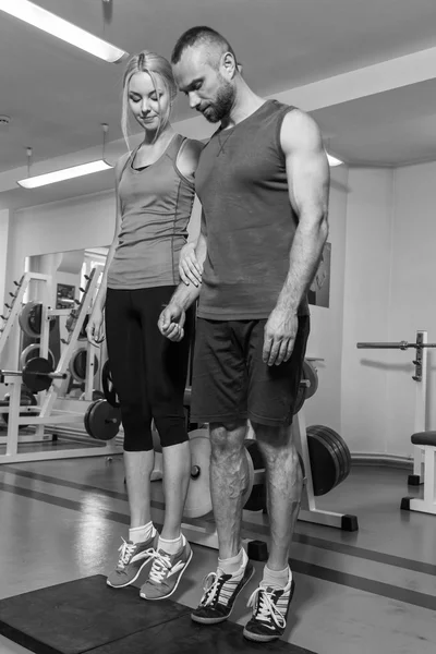 Sportovní dvojice na trénink v tělocvičně. — Stock fotografie
