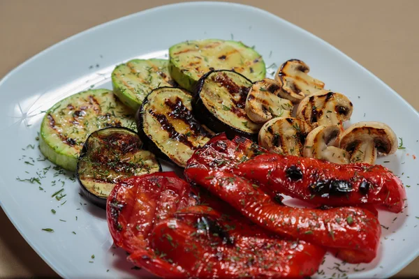 Sabroso surtido de verduras a la parrilla en un plato blanco —  Fotos de Stock