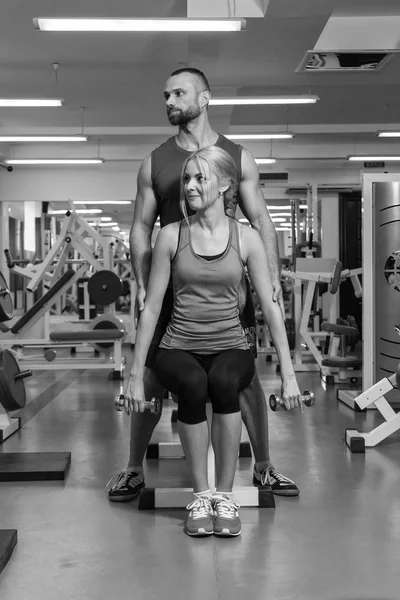 Sport par på träning i gymmet. — Stockfoto