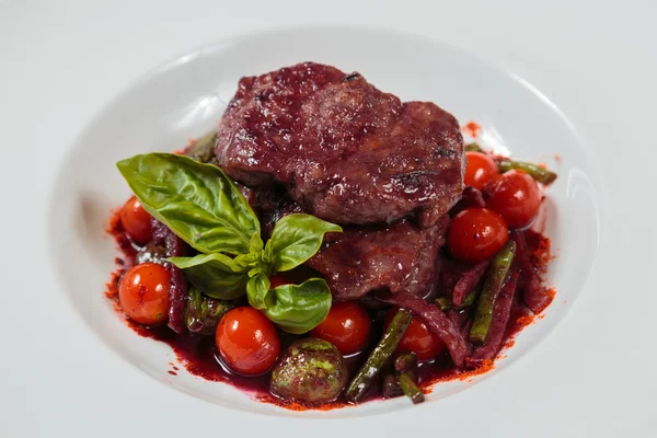 Piatto di carne e verdure splendidamente presentato. Gustoso ragù di carne alla griglia . — Foto Stock