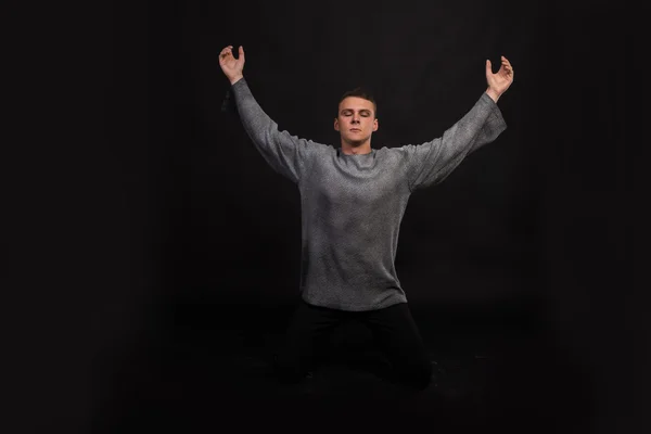 El hombre a imagen de un actor interpretando un papel — Foto de Stock