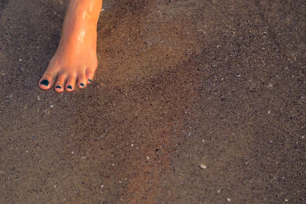 Foot on sea sand. Women's and children's feet in the sand. Beautiful pedicure. Photo for fashion, travel, social magazines and websites. A beautiful photo for background. — Stock Photo, Image