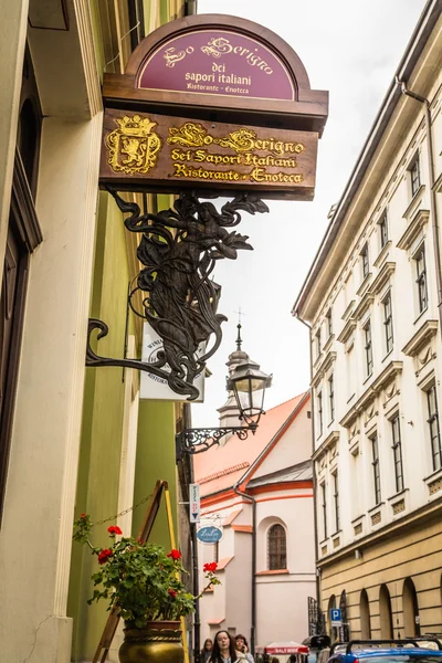 KRAKOW, POLONIA - 28 SEP 2015: Cracovia es la ciudad más visitada de Polonia, tanto entre los turistas extranjeros como entre los polacos . —  Fotos de Stock