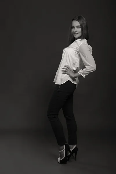 Elegante meisje in witte blouse, zwart-wit foto — Stockfoto