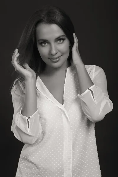 Élégante fille en chemisier blanc, photo noir et blanc — Photo