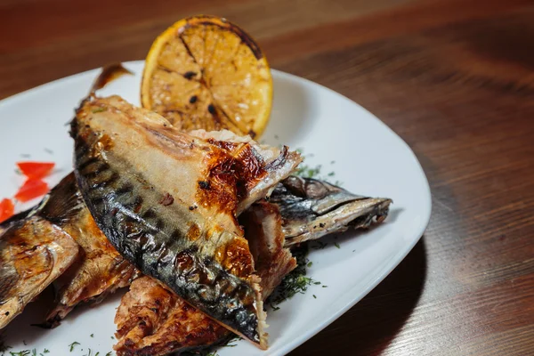 Rostad havet fisk med grönsaker barbecuesås. — Stockfoto