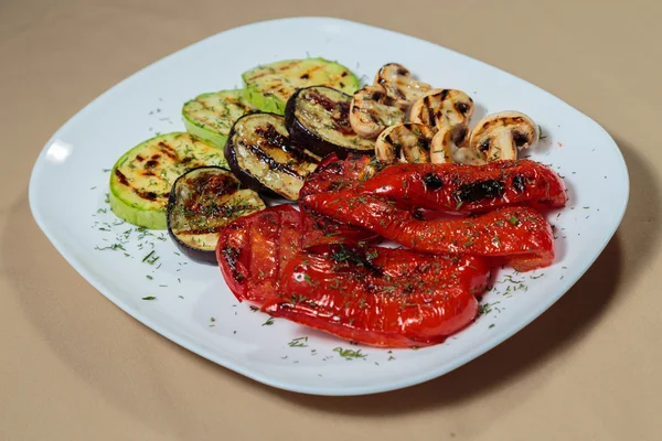 Välsmakande diverse grillade grönsaker på en vit platta. — Stockfoto