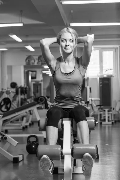 Jolie fille de formation à la salle de gym — Photo