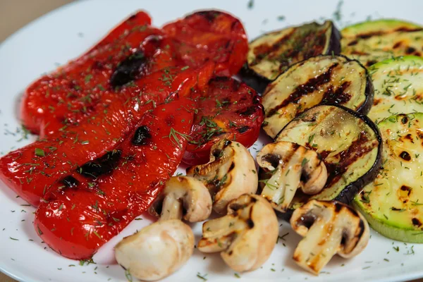 Tasty assorted grilled vegetables on a white plate. — Stock Photo, Image