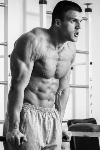 체육관에서 아령으로 운동 하는 근육 남자. 남자 게 연습. — 스톡 사진