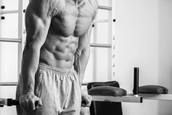 Izmos férfi dolgoznak ki súlyokkal edzőteremben. Az ember teszi a gyakorlatok. — Stock Fotó