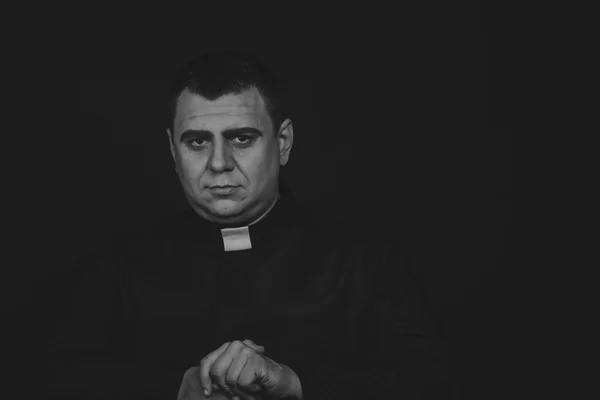 El actor profesional del escenario del juego a la cámara en la imagen del sacerdote. Producciones teatrales. Maquillaje profesional y diseñador de vestuario. Foto para revistas y sitios web religiosos y culturales . — Foto de Stock