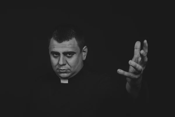 The professional game stage actor at the camera in the image of the priest. Theatrical productions. Professional makeup and costume designer. Photo for religious and cultural magazines and websites. — Stock Photo, Image