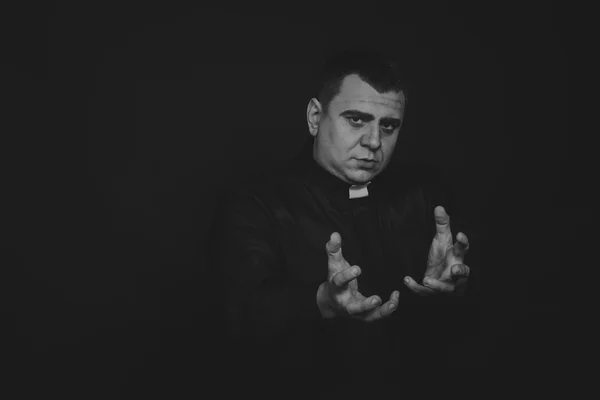 The professional game stage actor at the camera in the image of the priest. Theatrical productions. Professional makeup and costume designer. Photo for religious and cultural magazines and websites. — Stock Photo, Image