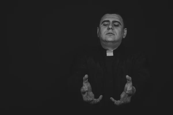 El actor profesional del escenario del juego a la cámara en la imagen del sacerdote. Producciones teatrales. Maquillaje profesional y diseñador de vestuario. Foto para revistas y sitios web religiosos y culturales . — Foto de Stock