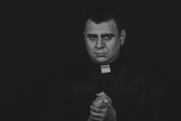 El actor profesional del escenario del juego a la cámara en la imagen del sacerdote. Producciones teatrales. Maquillaje profesional y diseñador de vestuario. Foto para revistas y sitios web religiosos y culturales . — Foto de Stock