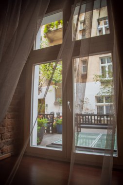 Pencerenin dışında göster.