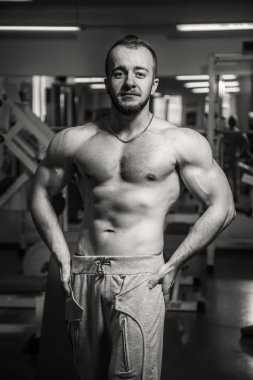 Kameraya poz güzel atletik erkek.