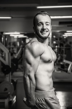 Kameraya poz güzel atletik erkek.