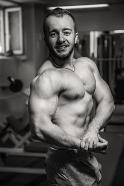 Kameraya poz güzel atletik erkek.