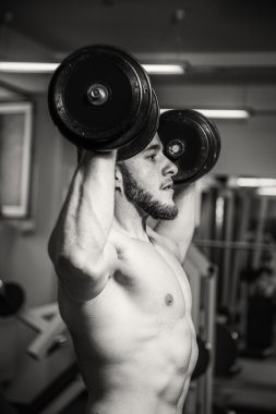 Adam jimnastik salonu. Egzersiz halter kılıyor. Spor, güç, halter, gerginlik, egzersiz - sağlıklı bir yaşam tarzı kavramı. Fitness ve spor hakkında makale.