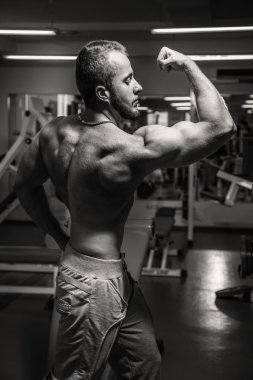 Kameraya poz güzel atletik erkek.