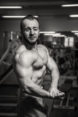 Kameraya poz güzel atletik erkek.