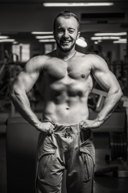 Kameraya poz güzel atletik erkek.