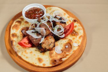 Şiş kebap pide ekmek domates ve soğan ile.
