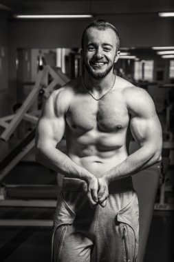 Kameraya poz güzel atletik erkek.